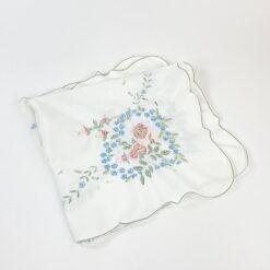 Gėlių raštais siuvinėta staltiesė 82x80x0,1 cm