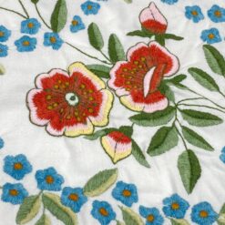 Gėlių raštais siuvinėta staltiesė 82x80x0,1 cm