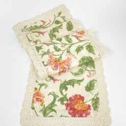 Gėlių raštų stalo takelis apnertomis kraštinėmis 117x36x0,2 cm
