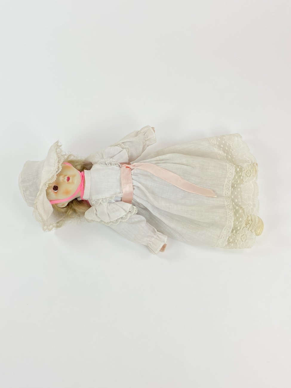 HN1621-leles-3 Porcelianinė lėlė 14x24x43 cm