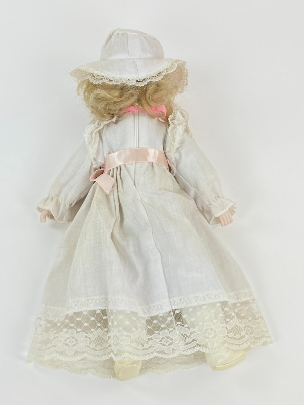 HN1621-leles-6 Porcelianinė lėlė 14x24x43 cm