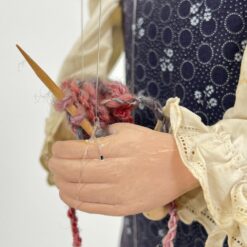 Vintažinė lėlė marionetė “Mezganti senolė” 16x18x47 cm