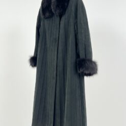 Zomšinis paltas su triušio kailio apykakle ir rankogaliais 55x118x9 cm