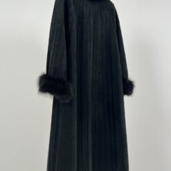 Zomšinis paltas su triušio kailio apykakle ir rankogaliais 55x118x9 cm