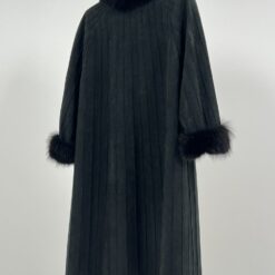 Zomšinis paltas su triušio kailio apykakle ir rankogaliais 55x118x9 cm