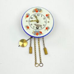 Mechaninis žalvario ir emaliuoto metalo miniatiūrinis sieninis laikrodis 4,5x6,5x12 cm