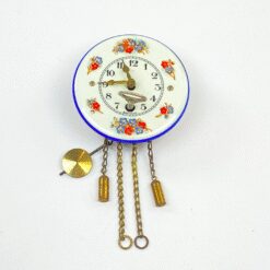 Mechaninis žalvario ir emaliuoto metalo miniatiūrinis sieninis laikrodis 4,5×6,5×12 cm