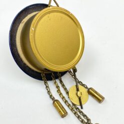 Mechaninis žalvario ir emaliuoto metalo miniatiūrinis sieninis laikrodis 4,5×6,5×12 cm