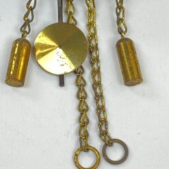 Mechaninis žalvario ir emaliuoto metalo miniatiūrinis sieninis laikrodis 4,5×6,5×12 cm