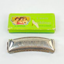 Hohner lūpinė armonikėlė “Unsere Lieblinge” su originalia dėžute 3,5×10,5×2 cm