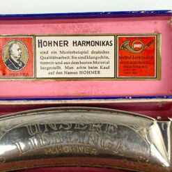 Hohner lūpinė armonikėlė “Unsere Lieblinge” su originalia dėžute 3,5×10,5×2 cm