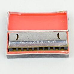 Hohner lūpinė armonikėlė “Puck” su originalia dėžute 2,5×6,5×1,5 cm
