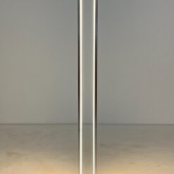 Pastatomas, modernus, metalinis šviestuvas 16x16x121 cm