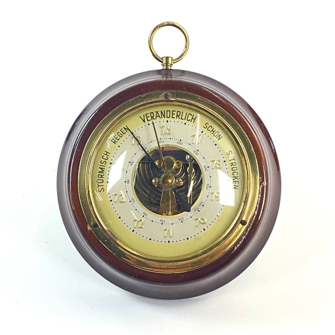 HN1668-barometrai-0 Pakabinamas barometras raudonmedžio ir žalvario rėme 12,5x15x4,5 cm