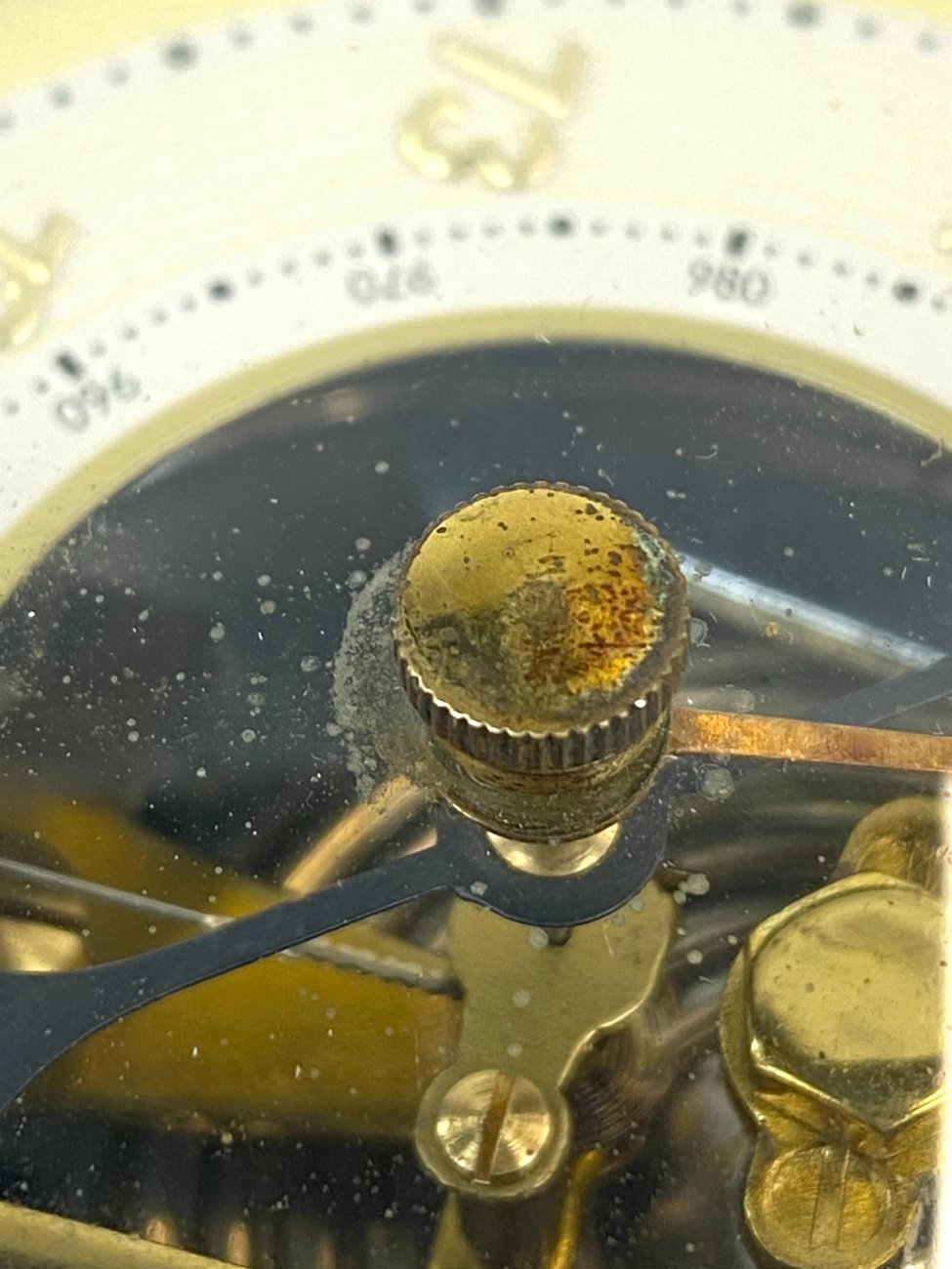 HN1668-barometrai-10 Pakabinamas barometras raudonmedžio ir žalvario rėme 12,5x15x4,5 cm