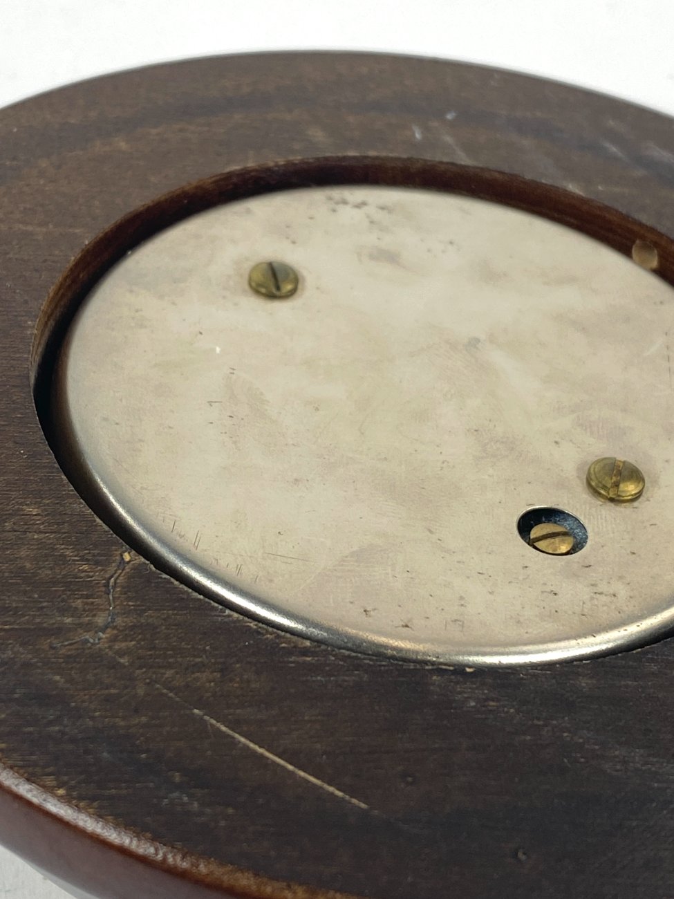 HN1668-barometrai-12 Pakabinamas barometras raudonmedžio ir žalvario rėme 12,5x15x4,5 cm