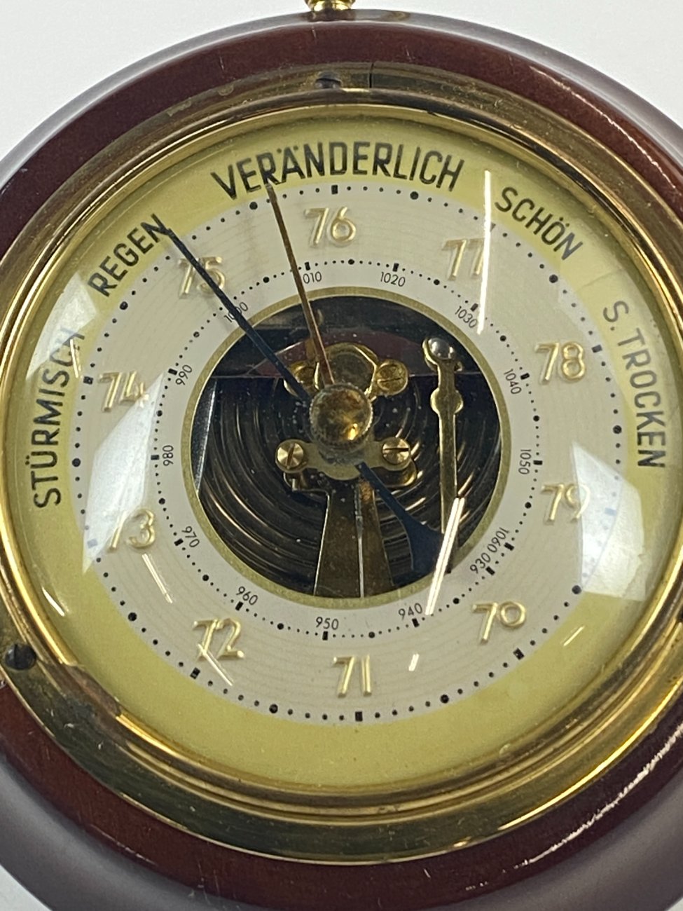 HN1668-barometrai-3 Pakabinamas barometras raudonmedžio ir žalvario rėme 12,5x15x4,5 cm