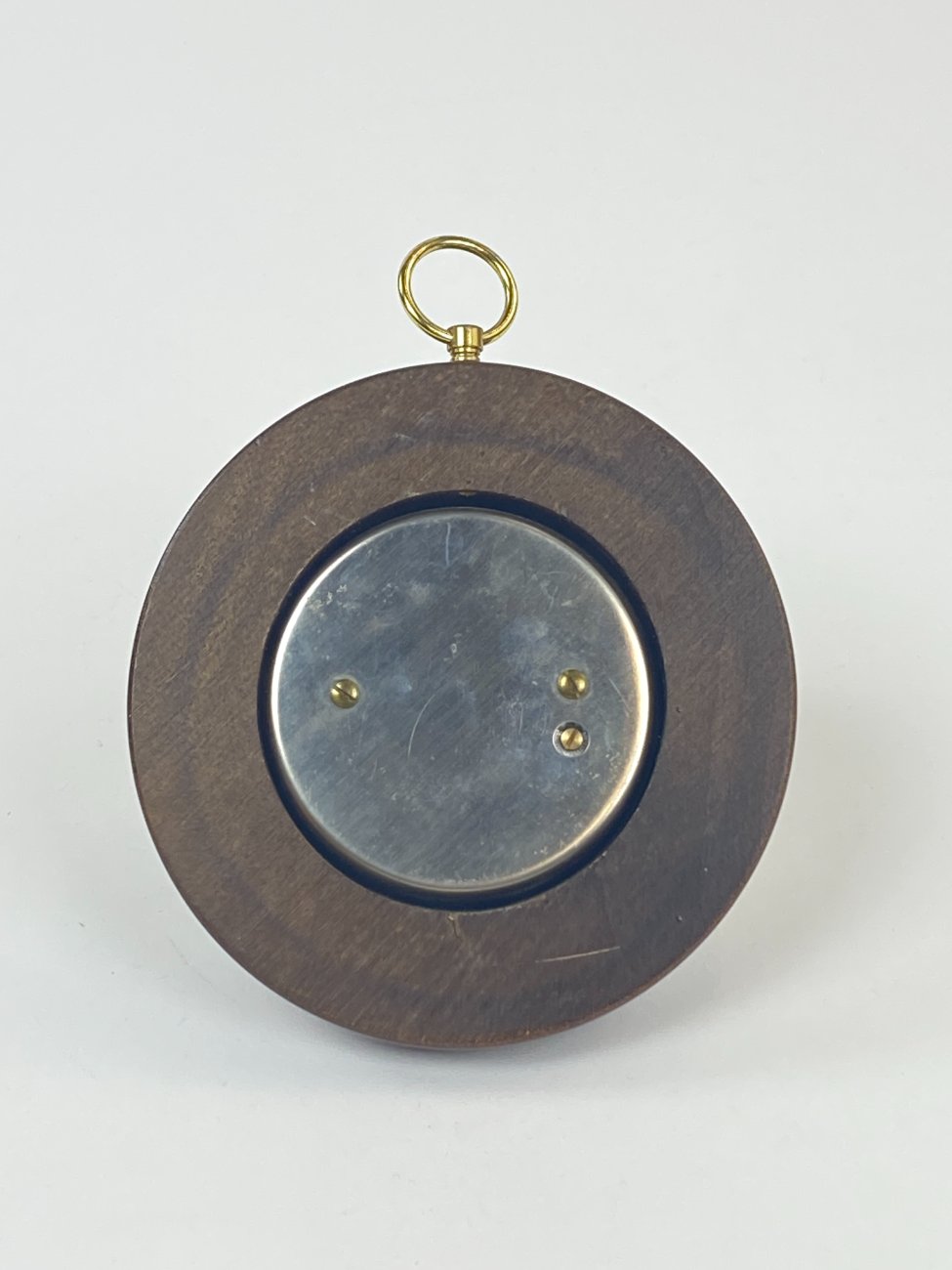 HN1668-barometrai-6 Pakabinamas barometras raudonmedžio ir žalvario rėme 12,5x15x4,5 cm