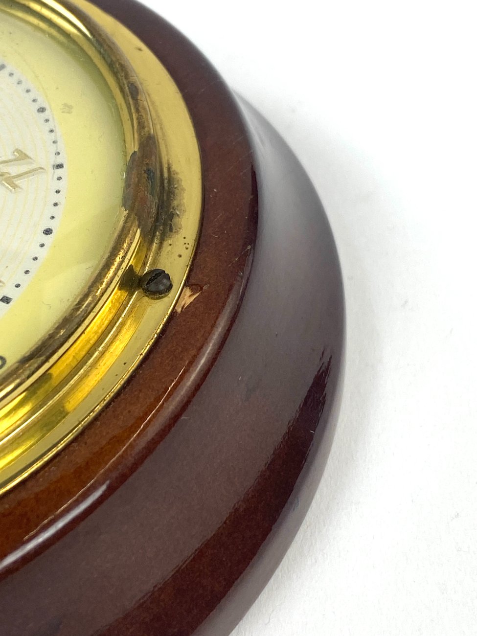 HN1668-barometrai-7 Pakabinamas barometras raudonmedžio ir žalvario rėme 12,5x15x4,5 cm