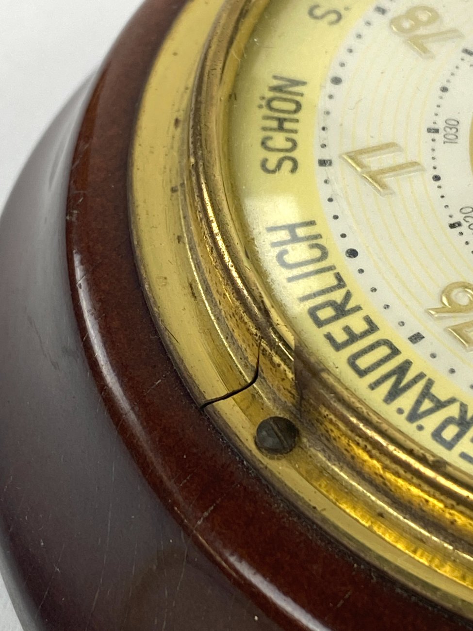 HN1668-barometrai-8 Pakabinamas barometras raudonmedžio ir žalvario rėme 12,5x15x4,5 cm