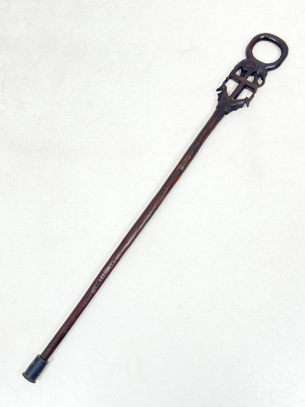 HN1703-vaiksciojimo-lazdos-1 Afrikietiška drožinėta vaikščiojimo lazda su gyvūnų figūromis 10x4x98,5 cm