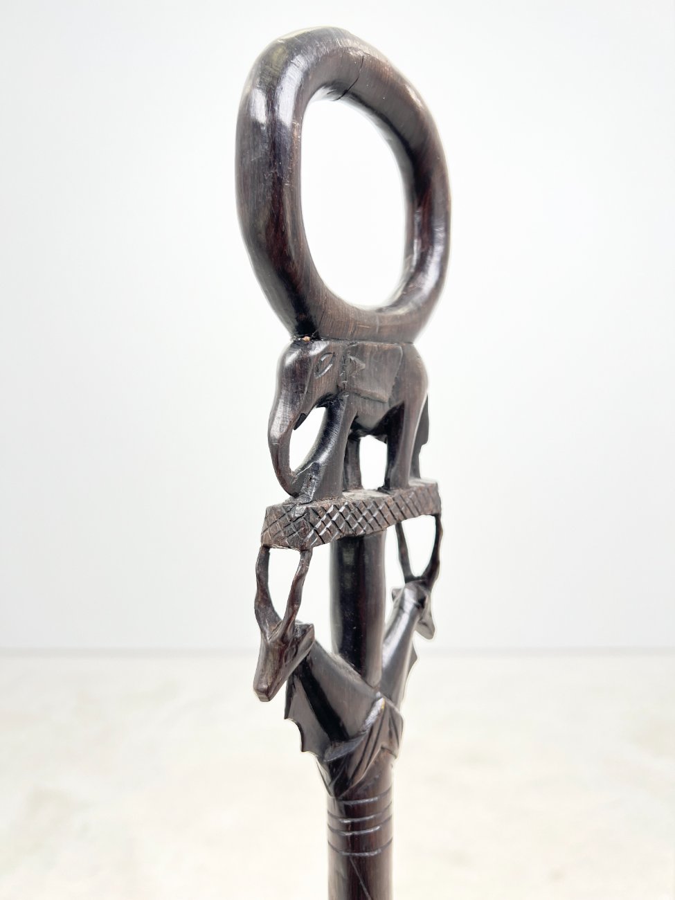 HN1703-vaiksciojimo-lazdos-4 Afrikietiška drožinėta vaikščiojimo lazda su gyvūnų figūromis 10x4x98,5 cm