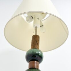 Mid Century “Kaiser Leuchten” šviestuvas iš keramikos ir medžio 50x50x107 cm