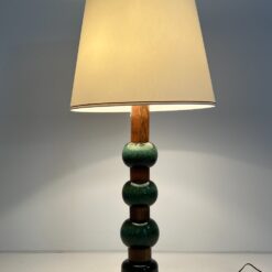 Mid Century “Kaiser Leuchten” šviestuvas iš keramikos ir medžio 50x50x107 cm