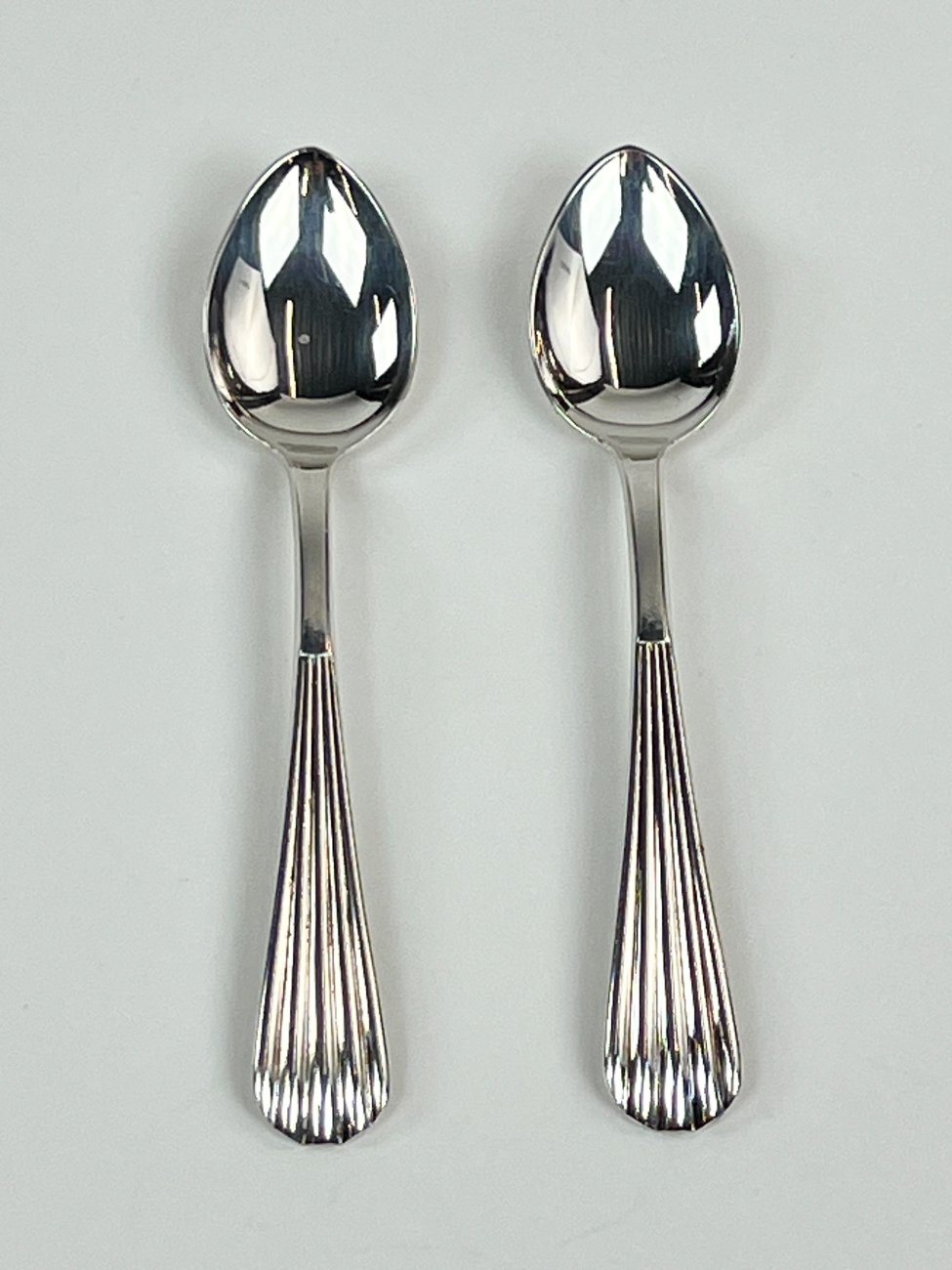 HN1710-stalo-irankiai-1 Grasoli-Werk Gebr. Grah Solingen sidabruoto metalo arbatiniai šaukšteliai 2 vnt. kompl. 2×10,5×1 cm