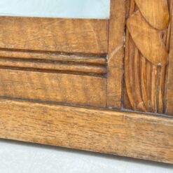 Pakabinamas veidrodis ąžuoliniame rėme su drožinėtais gebenių motyvais 4x101x90,5 cm