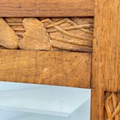 Pakabinamas veidrodis ąžuoliniame rėme su drožinėtais gebenių motyvais 4x101x90,5 cm