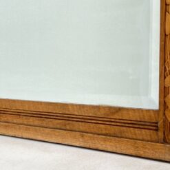 Pakabinamas veidrodis ąžuoliniame rėme su drožinėtais gebenių motyvais 4x101x90,5 cm