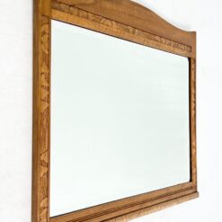 Pakabinamas veidrodis ąžuoliniame rėme su drožinėtais gebenių motyvais 4x101x90,5 cm