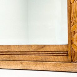 Pakabinamas veidrodis ąžuoliniame rėme su drožinėtais gebenių motyvais 4x101x90,5 cm