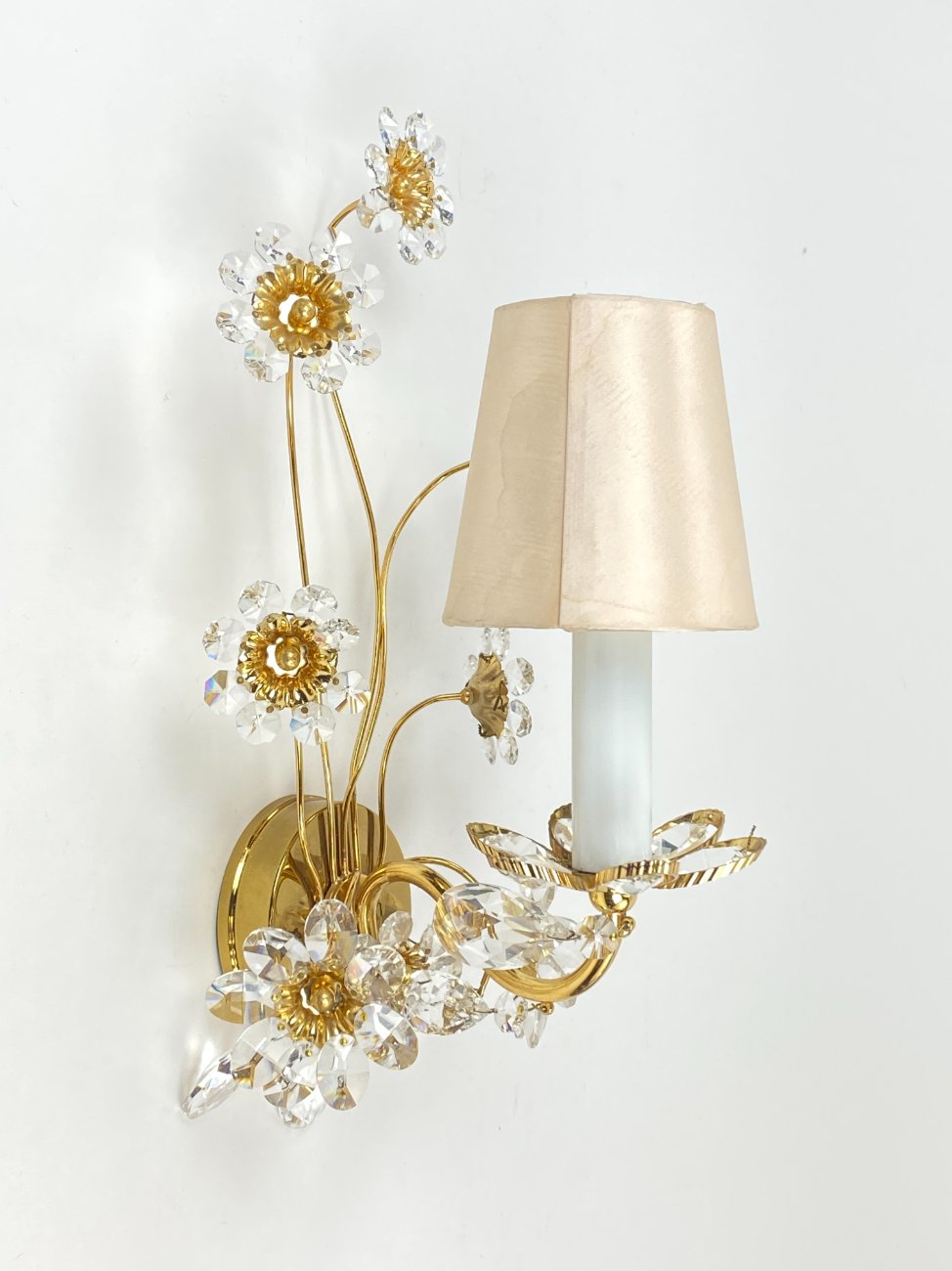 HN1728-sieniniai-sviestuvai-4 Žalvarinis sieninis “Palwa” šviestuvas su gėlių žiedų figūromis iš stiklo 18x20x40 cm