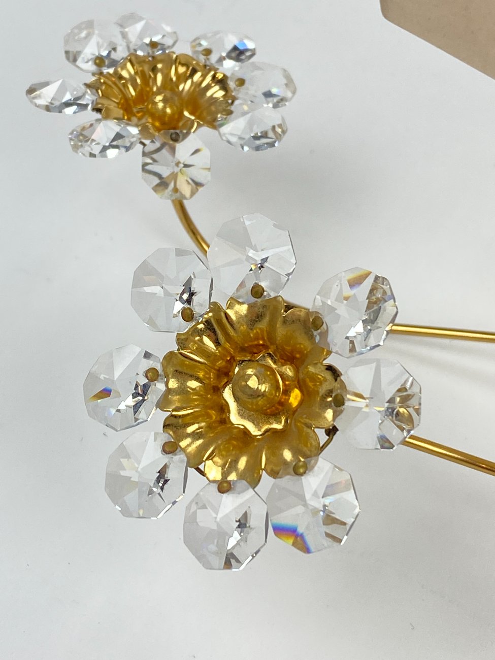 HN1728-sieniniai-sviestuvai-7 Žalvarinis sieninis “Palwa” šviestuvas su gėlių žiedų figūromis iš stiklo 18x20x40 cm