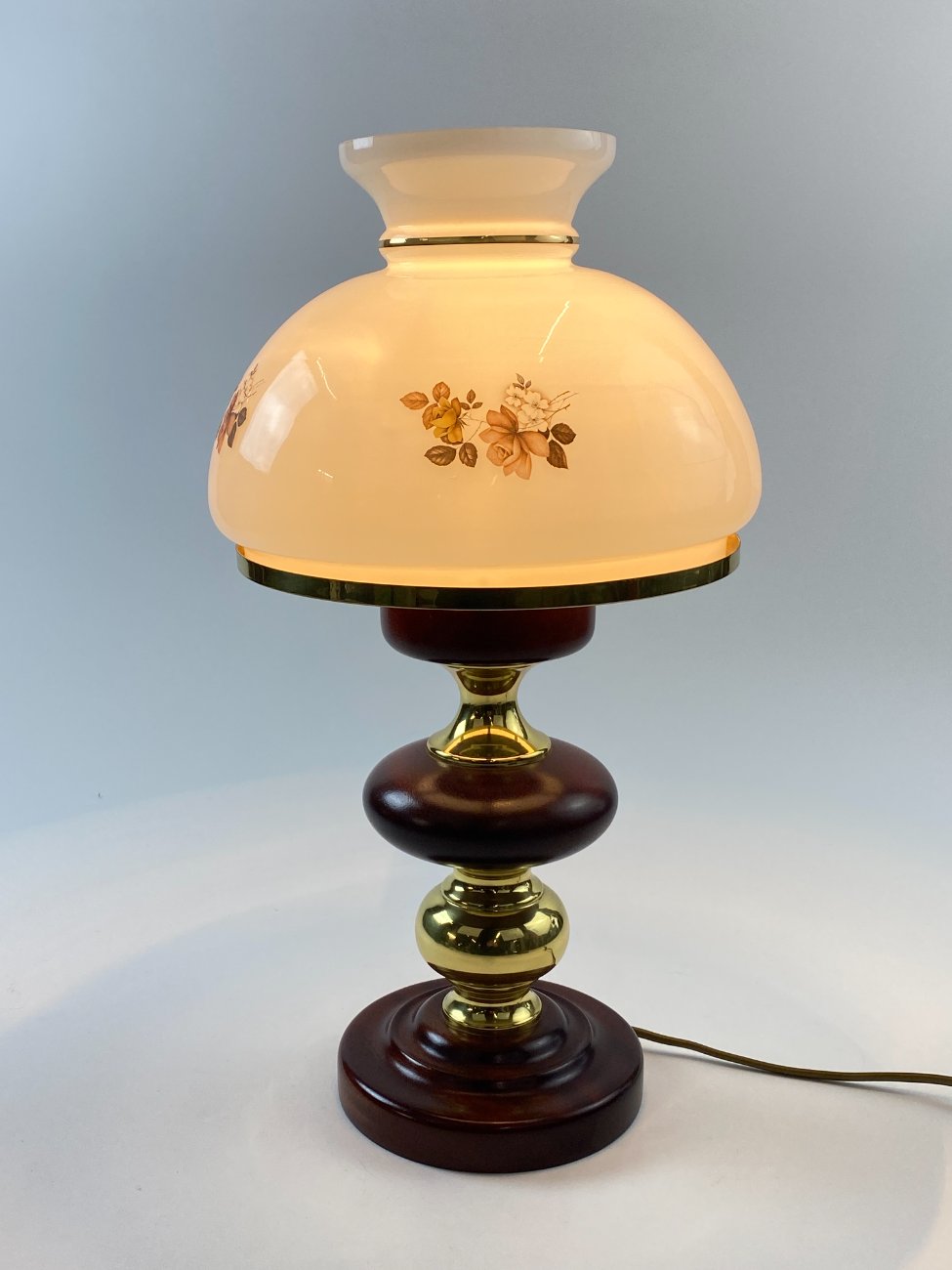 HN1732-staliniai-sviestuvai-7 Stalinis “Temde” šviestuvas iš medžio ir žalvario su stikliniu gaubtu 27x27x47 cm