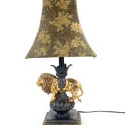 Stalinis šviestuvas iš polirezino su liūto figūra ir tekstilės gaubtu 26x26x57 cm