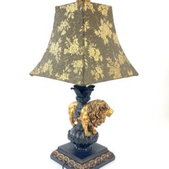 Stalinis šviestuvas iš polirezino su liūto figūra ir tekstilės gaubtu 26x26x57 cm