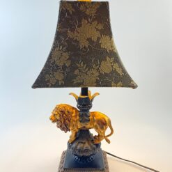 Stalinis šviestuvas iš polirezino su liūto figūra ir tekstilės gaubtu 26x26x57 cm