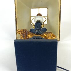 Stalinis šviestuvas iš polirezino su liūto figūra ir tekstilės gaubtu 26x26x57 cm