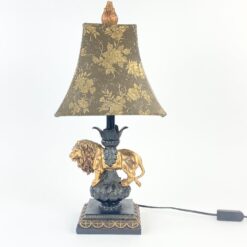 Stalinis šviestuvas iš polirezino su liūto figūra ir tekstilės gaubtu 26x26x57 cm