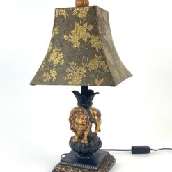 Stalinis šviestuvas iš polirezino su liūto figūra ir tekstilės gaubtu 26x26x57 cm