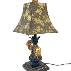 Stalinis šviestuvas iš polirezino su liūto figūra ir tekstilės gaubtu 26x26x57 cm