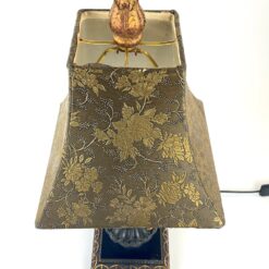 Stalinis šviestuvas iš polirezino su liūto figūra ir tekstilės gaubtu 26x26x57 cm