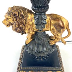 Stalinis šviestuvas iš polirezino su liūto figūra ir tekstilės gaubtu 26x26x57 cm