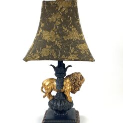 Stalinis šviestuvas iš polirezino su liūto figūra ir tekstilės gaubtu 26x26x57 cm