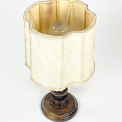 Stalinis medinis “Zicoli” šviestuvas šviesiu tekstilės gaubtu 21x21x37,5 cm