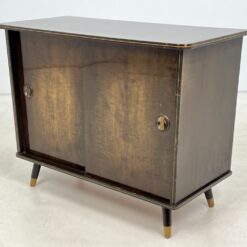 Vintažinė dviejų stumdomų durų komodėlė 43,5×95,5×72 cm