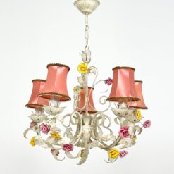 Metalinis penkių šakų sietynas su rožinės spalvos gaubteliais 55x55x72 cm